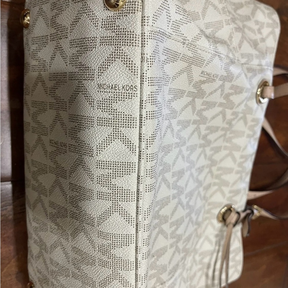 Perfect Condition Michael Kors handbag - Picture 5 of 12